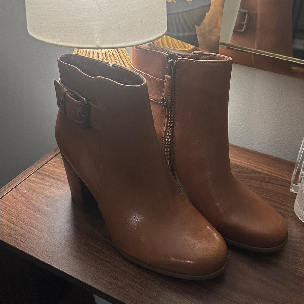 Isaac Mizrahi Cognac Leather Ankle Booties Buckle Stacked Heel Side Zip Sz 6 - Picture 2 of 5